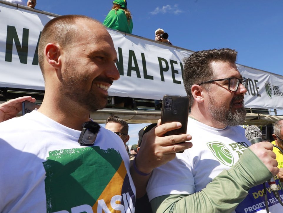 Marcos Pollon e Eduardo Bolsonaro querem audiência pública para debater o recadastramento de armas