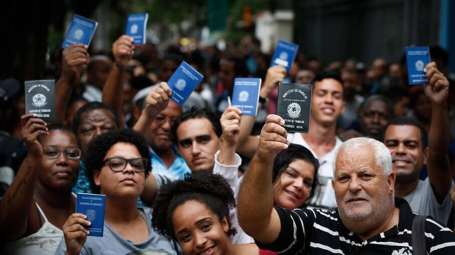 Depois de 10 meses em queda, desemprego sobe no Brasil