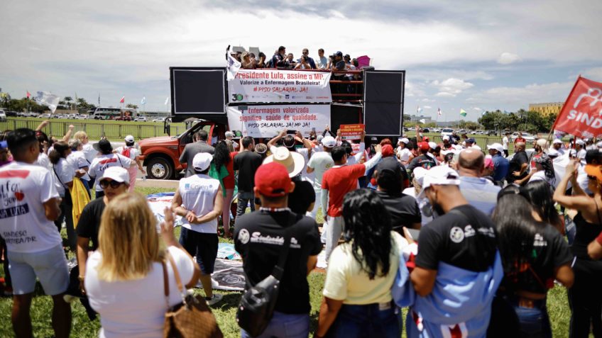 Enfermeiros e técnicos protestam em Brasília por liberação do piso salarial