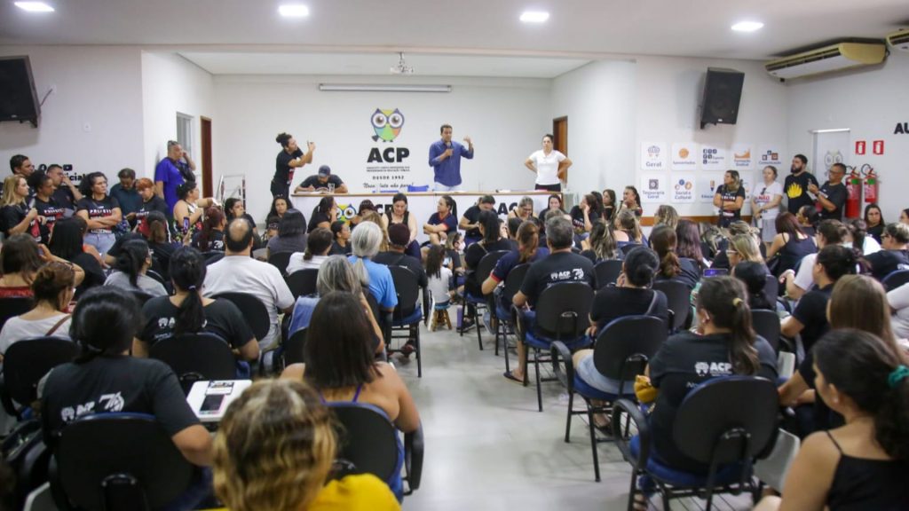 Professores protestam por salário e 153 escolas ficam sem aulas em Campo Grande