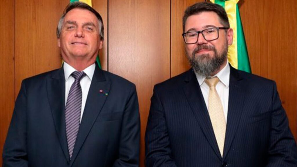 Bolsonaro liderando oposição e Michelle com papel fundamental, analisa Marcos Pollon