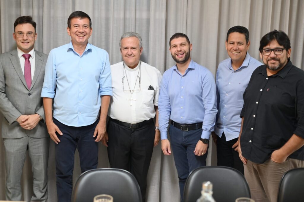 Frente Parlamentar Cristã em Defesa da Família debate com secretário de Educação a inclusão de Ensino Religioso nas escolas da Capital