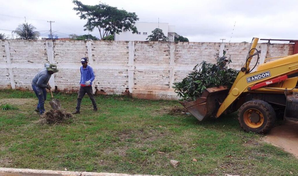 Prefeitura de Bonito limpa terrenos e envia conta para proprietário