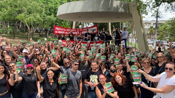 Após protesto por piso salarial, prefeitura deve encaminhar proposta a professores até quinta