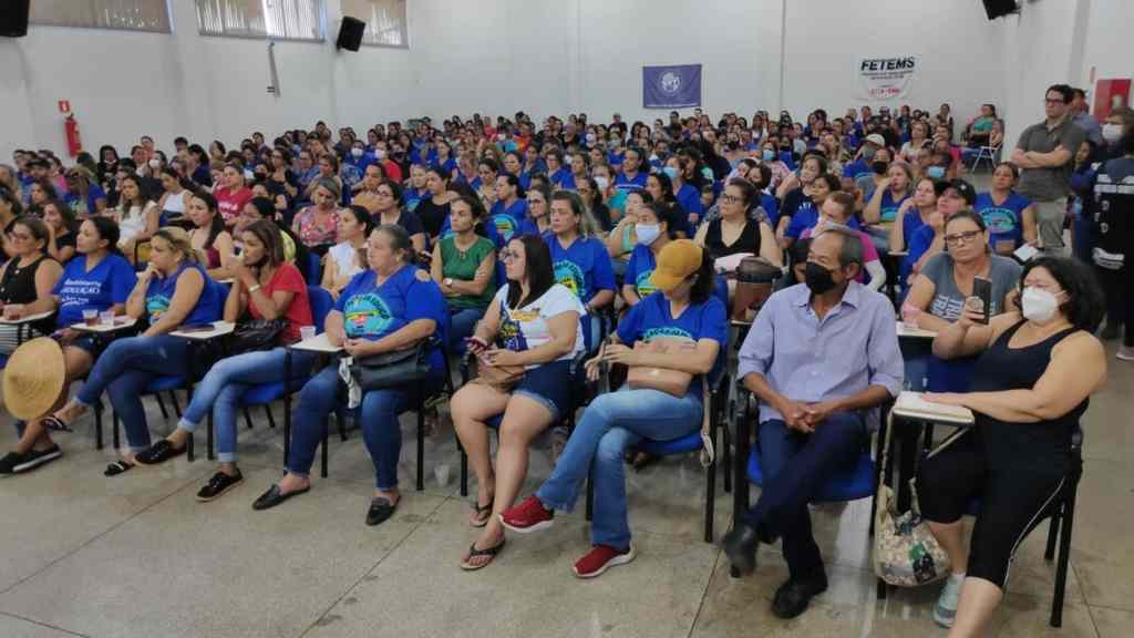 Sem acordo salarial, professores de Dourados convocam greve para o dia 22