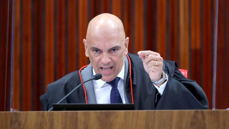 Moraes determina a apreensão do passaporte de Bolsonaro