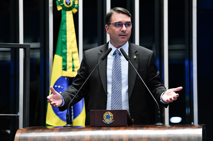 Flávio Bolsonaro desiste de candidatura à prefeitura do Rio