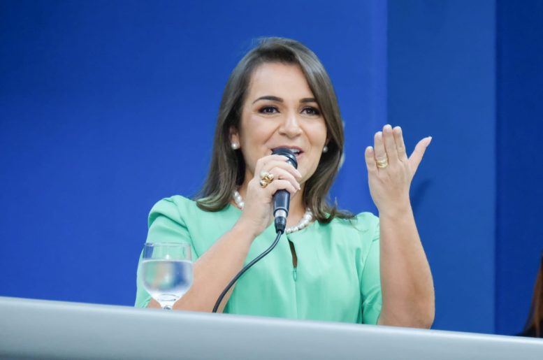 Adriane Lopes veta projeto de Otávio Trad que permitia que servidores parcele férias