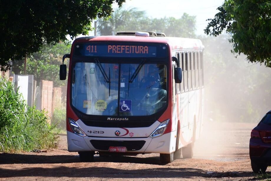 Vereadores acusam prefeitura de negligência e cobram renovação dos ônibus na Justiça