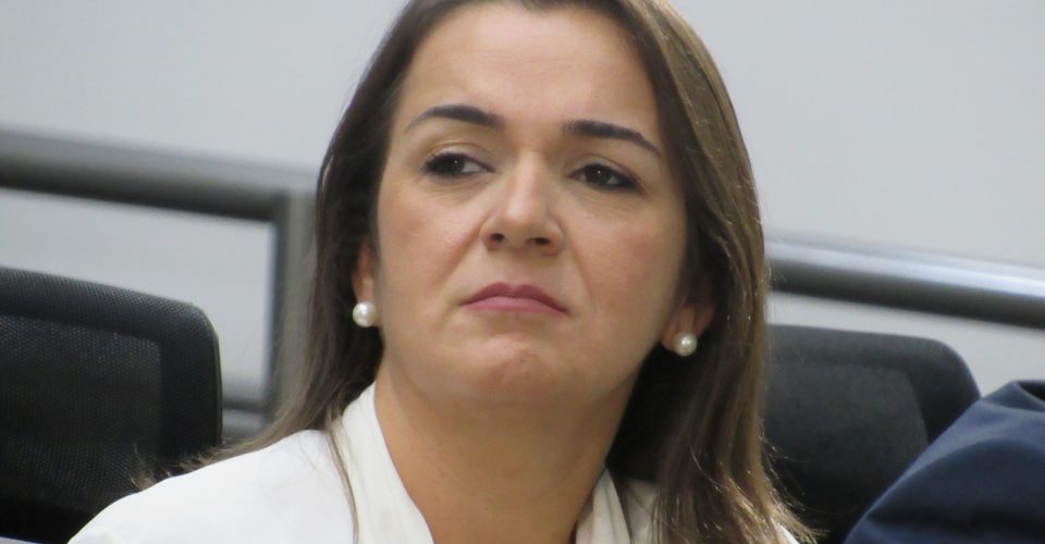 Pela terceira vez Justiça mantém suspenso reajuste do salário de Adriane Lopes