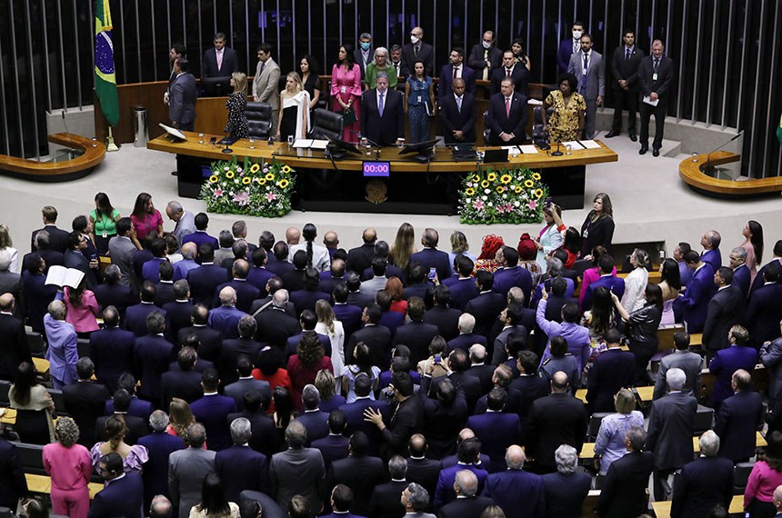 Câmara de deputados aprova reajuste no salário mínimo para 18 reais