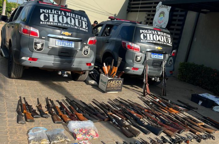 PMs e servidora da Justiça são suspeitos de tráfico de armas e drogas em Bonito